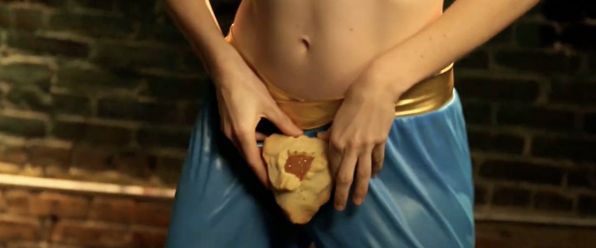 jewpopblog's tweet photo. Jewpop souhaite à tous ses amis de confession mosaïque un joyeux #Pourim ! #JewishPussy #Hamentaschen #BubalaPlease https://t.co/wMOj8BZcs7