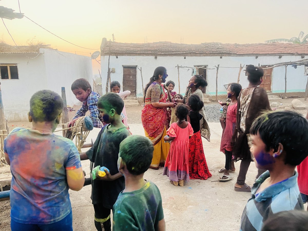 Nikhini_Varma's tweet photo. మా హోళీ సంబరం ♥️
కుటుంబంలా మారిన కొలాంగూడలో✨
అందరికీ హోళీ శుభాకాంక్షలు😊
#Holi2026 #adilabad #nirrnay #tribal #rural https://t.co/csChJrHeha