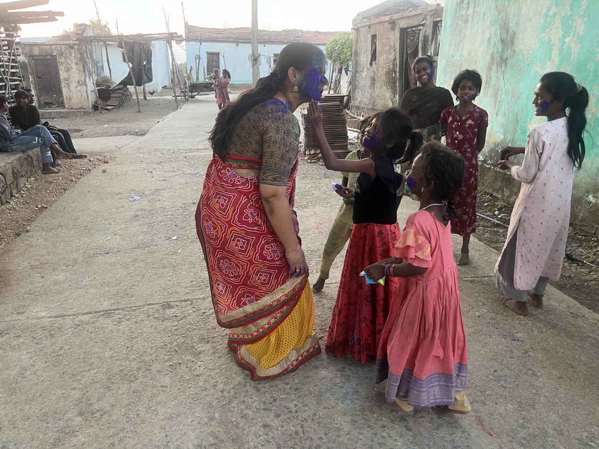 Nikhini_Varma's tweet photo. మా హోళీ సంబరం ♥️
కుటుంబంలా మారిన కొలాంగూడలో✨
అందరికీ హోళీ శుభాకాంక్షలు😊
#Holi2026 #adilabad #nirrnay #tribal #rural https://t.co/csChJrHeha