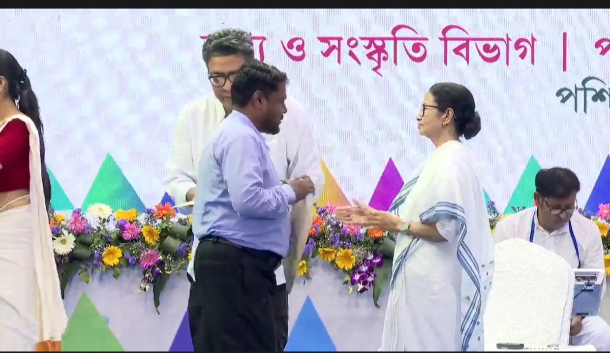TajmulH_AITC's tweet photo. মুখ্যমন্ত্রী মমতা বন্দ্যোপাধ্যায় কথা দিয়ে কথা রাখেন। 
গত জানুয়ারি মাসে মশালদাহ অঞ্চলের মোহনপুর গ্রামের সাবেরা বিবির SIR আতঙ্কে মৃত্যু হয়। আমরা খবর পাওয়া মাত্রই মুখ্যমন্ত্রী মমতা বন্দ্যোপাধ্যায়কে সম্পূর্ণ ঘটনা জানাই এবং উনি 'বিজেপির ষড়যন্ত্রকারী SIR ' আতঙ্কে মৃত সমস্ত পরিবারের পাশে থাকার আশ্বাস দিয়েছিলেন।
 আজ তার ফলস্বরুপ সাবেরা বিবির পুত্র এনামুল হককে পশ্চিমবঙ্গ সরকারের হোম গার্ডের চাকরির নিয়োগ পত্র তুলে দিলেন।