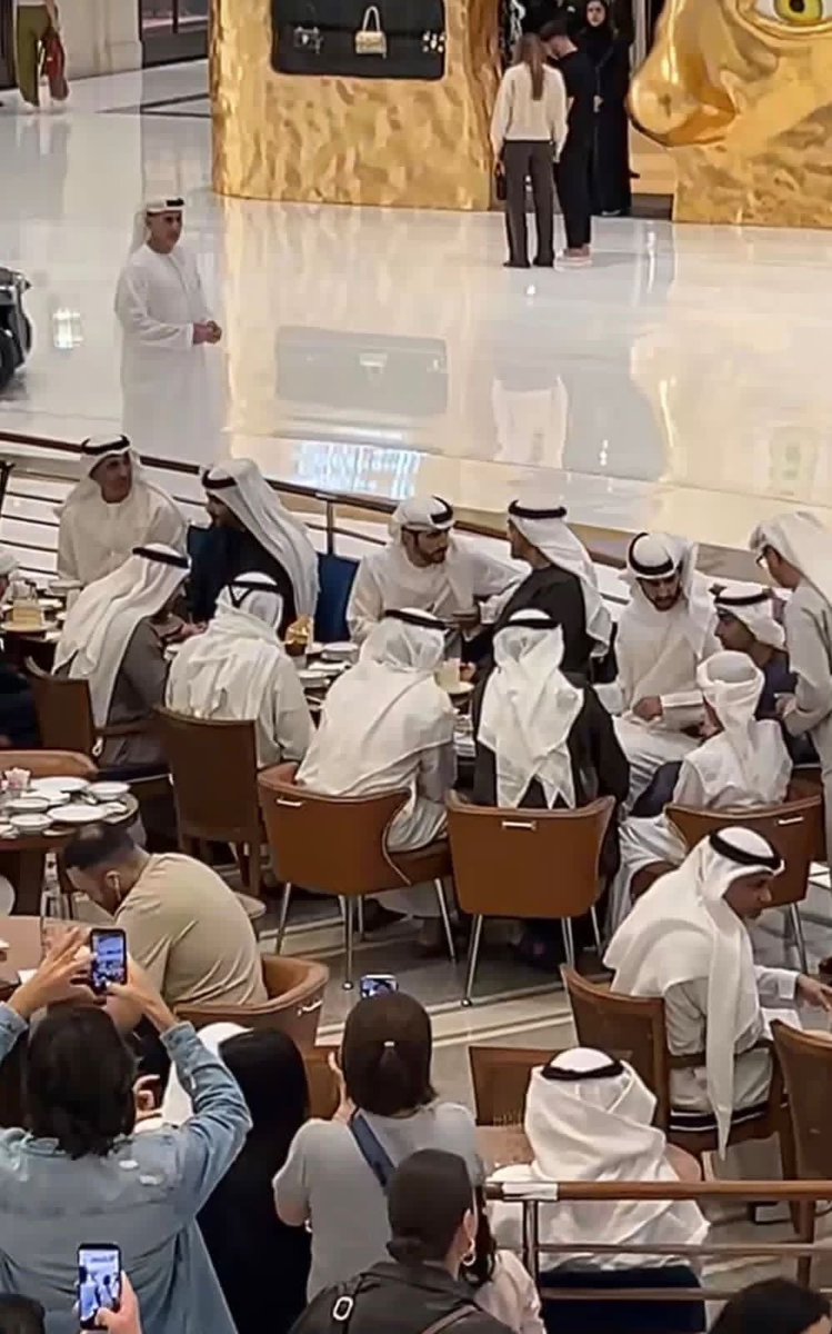 Abdulkhaleq_UAE's tweet photo. رئيس الإمارات وولي عهد دبي في دبي مول مساء اليوم. https://t.co/4Lq018bv4C