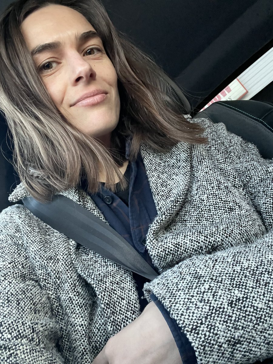 час від часу показуюся. на звʼязку. працюємо 🤍🖤