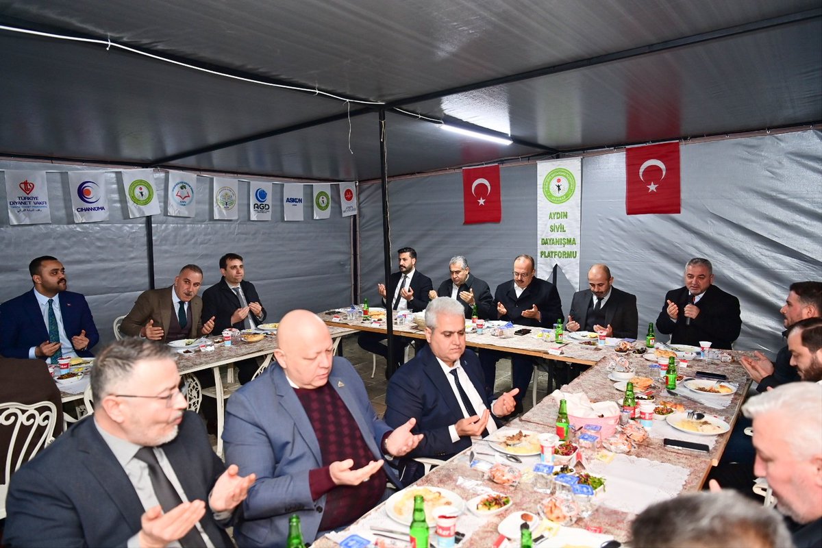 AydinValiligi's tweet photo. Ramazan’ın bereketi, gönüllerin buluştuğu sofralarda çoğalıyor.🌙

Valimiz Sayın @YakupCanbolat, 

Aydın Sivil Dayanışma Platformu (AYSİDAP) tarafından düzenlenen Şehir Buluşması iftar programına katıldı.

Gönül sofralarında kurulan muhabbet, edilen dualar ve paylaşılan lokmalar; şehrimizin birlik ruhunu bir kez daha pekiştirdi.