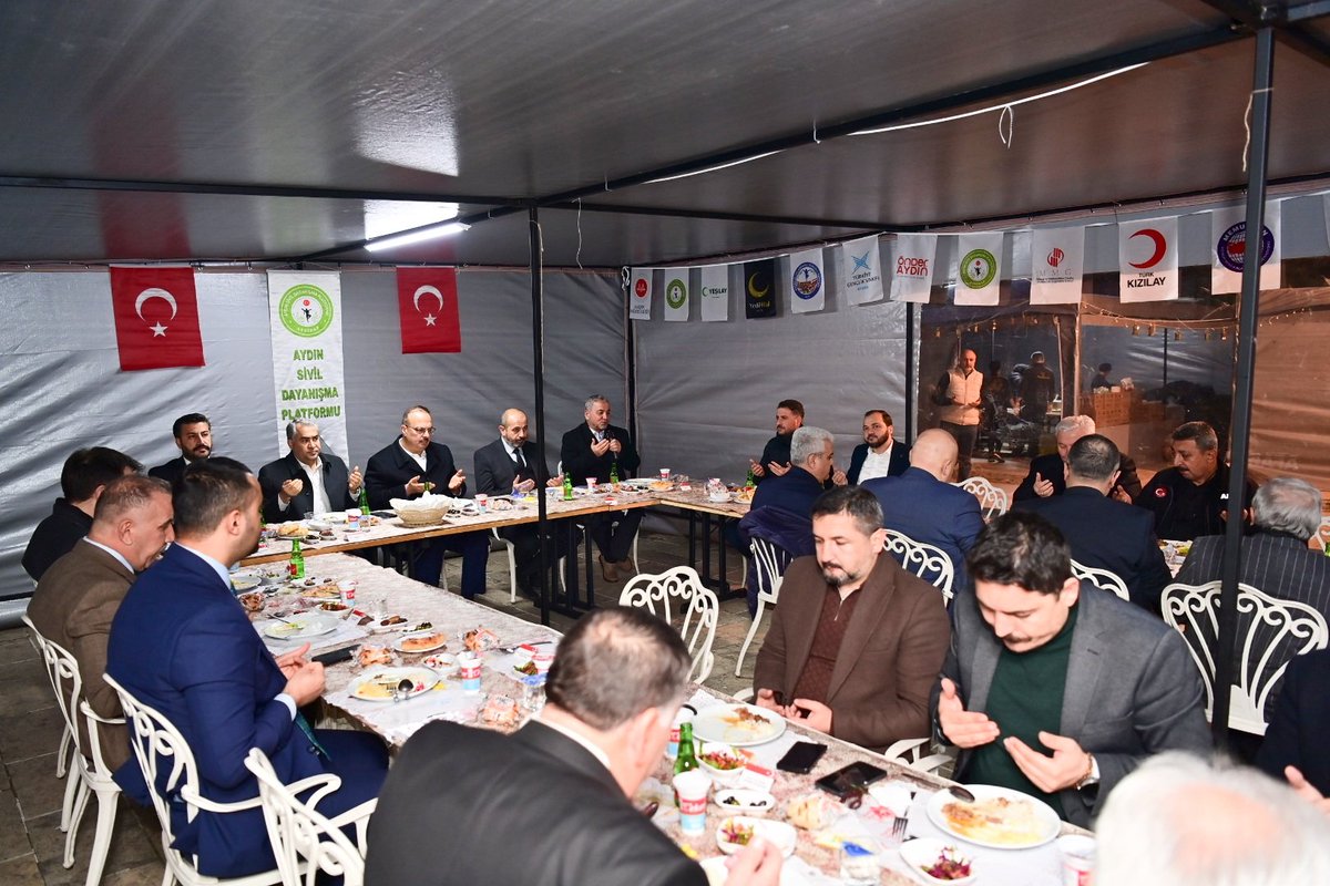 AydinValiligi's tweet photo. Ramazan’ın bereketi, gönüllerin buluştuğu sofralarda çoğalıyor.🌙

Valimiz Sayın @YakupCanbolat, 

Aydın Sivil Dayanışma Platformu (AYSİDAP) tarafından düzenlenen Şehir Buluşması iftar programına katıldı.

Gönül sofralarında kurulan muhabbet, edilen dualar ve paylaşılan lokmalar; şehrimizin birlik ruhunu bir kez daha pekiştirdi.