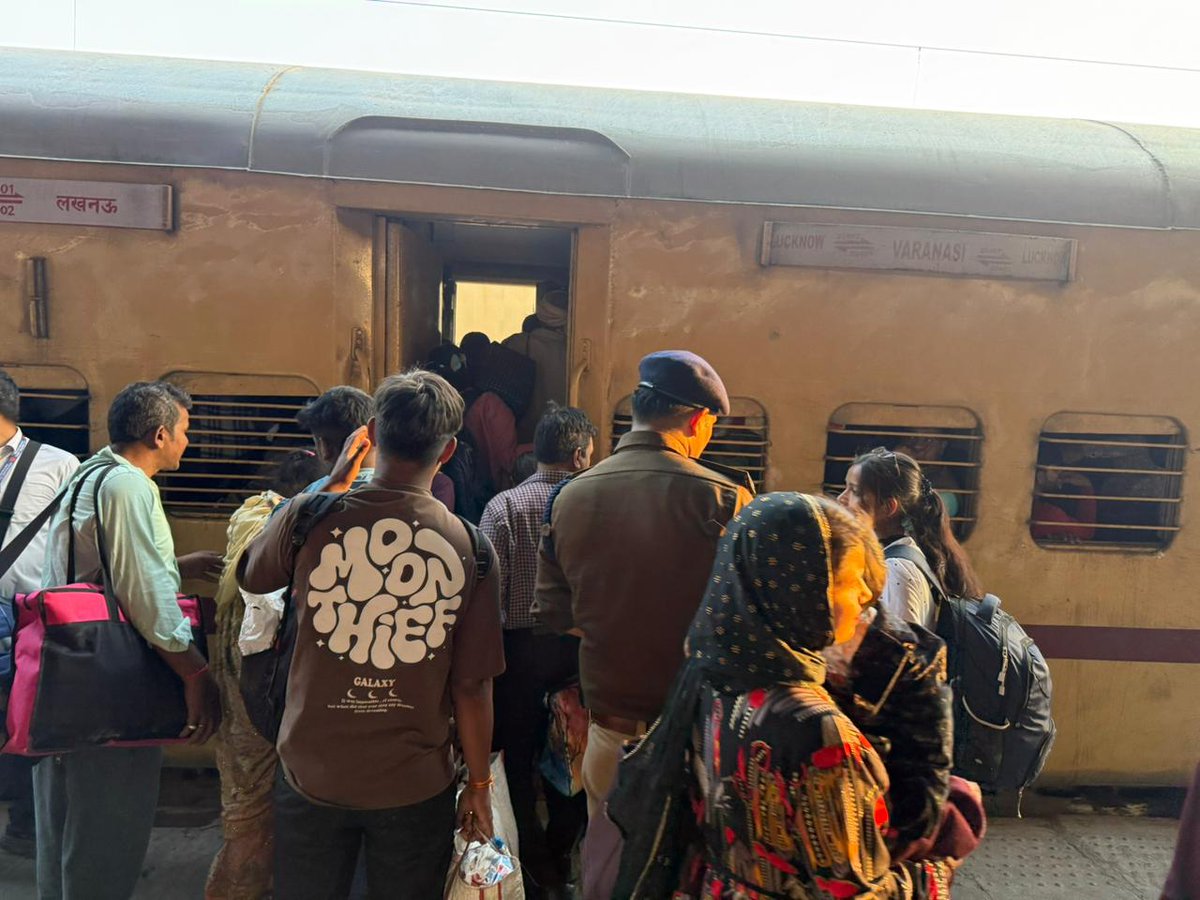 drm_lko's tweet photo. होली पर्व के दौरान स्टेशन पर आवागमन के निर्बाध संचालन हेतु विशेष रेलगाड़ियों का परिचालन, अतिरिक्त कोचों की व्यवस्था तथा समुचित कतार-प्रबंधन प्रणाली के माध्यम से यात्रियों की सुगम और सुविधाजनक यात्रा सुनिश्चित की जा रही है। #drmlko #FestivalSpecialArrangements
@RailwayNorthern https://t.co/ug5axBFpiD