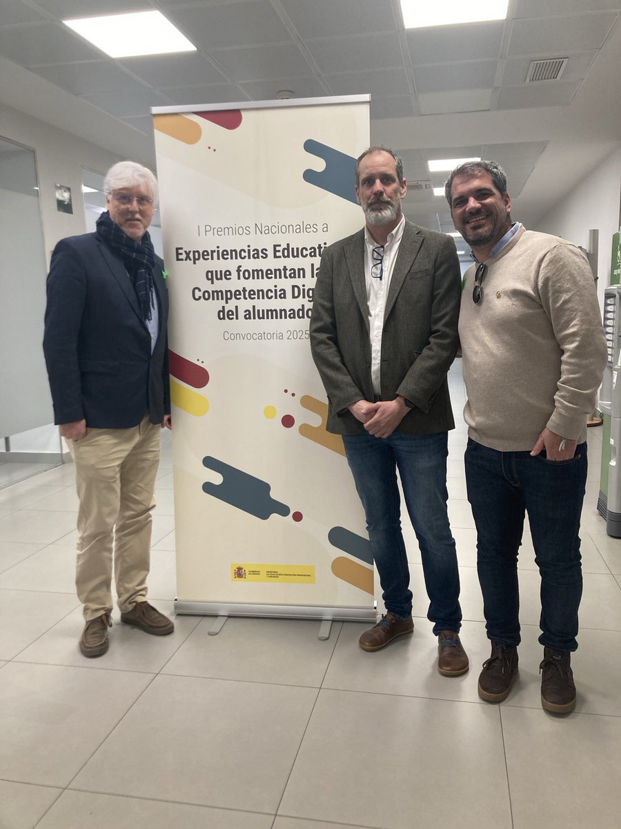 chemapgr's tweet photo. Muy orgulloso de ir al @educaINTEF a acompañar a recoger el premio nacional de innovación( segundo de su categoría) a @monkeyprofe . Unas cartas geniales para escuchar y aprender música clásica. Un invento maravilloso. https://t.co/rIyk2juo6W