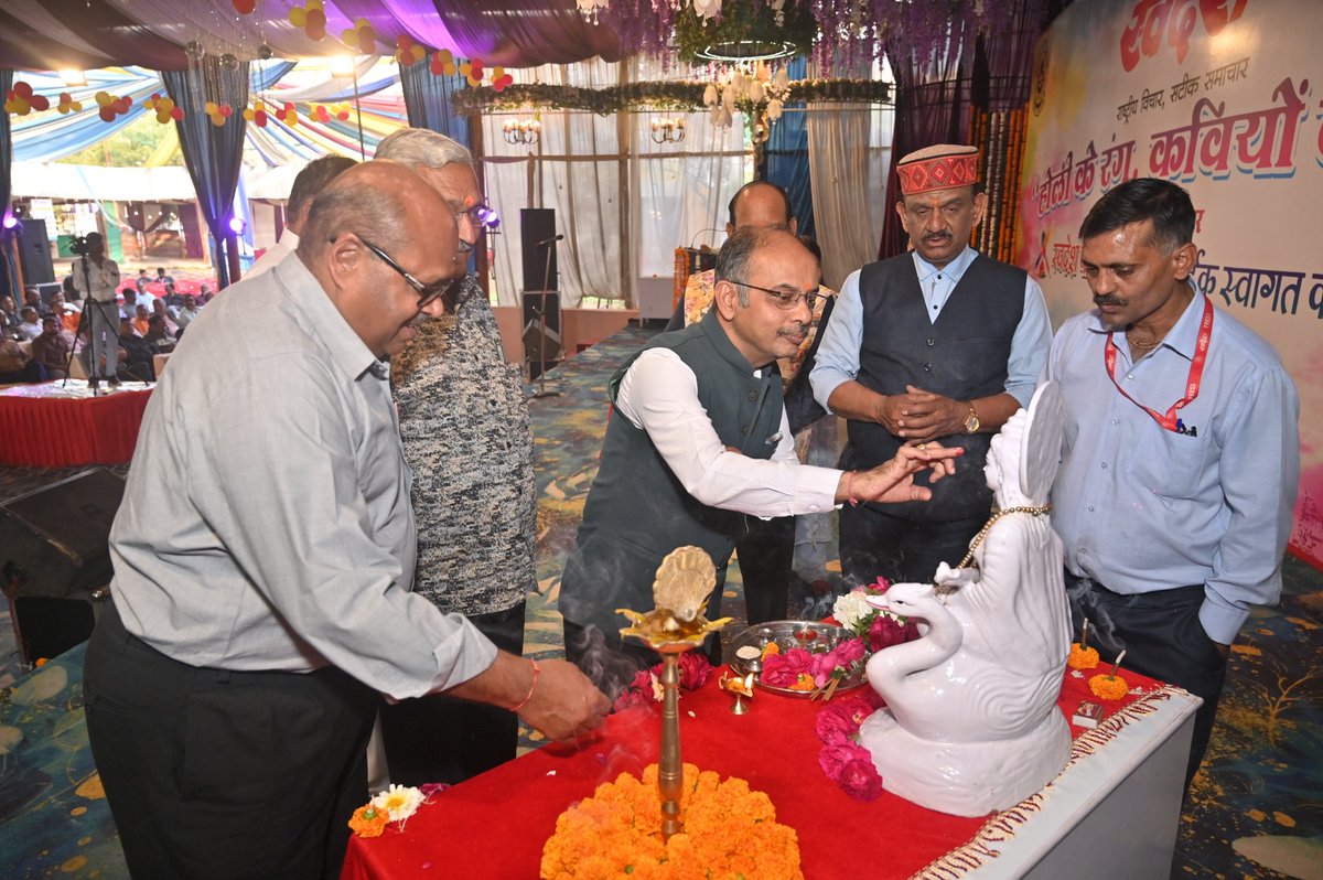DainikSwadesh's tweet photo. ग्वालियर में स्वदेश समूह द्वारा आयोजित कवि सम्मेलन "होली के रंग, कवियों के संग" संपन्न। 

#Holi2026
#HoliMilanSamaroh
#KaviSammelan 
#Swadesh https://t.co/ZHvEdzKmYu