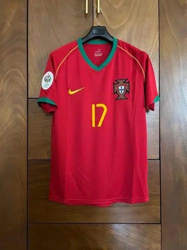 AlonsoCD7's tweet photo. @arielipillo Ese rojo vino/granate le da un aire a las camisetas de Portugal antañas https://t.co/iCAd7iudDG