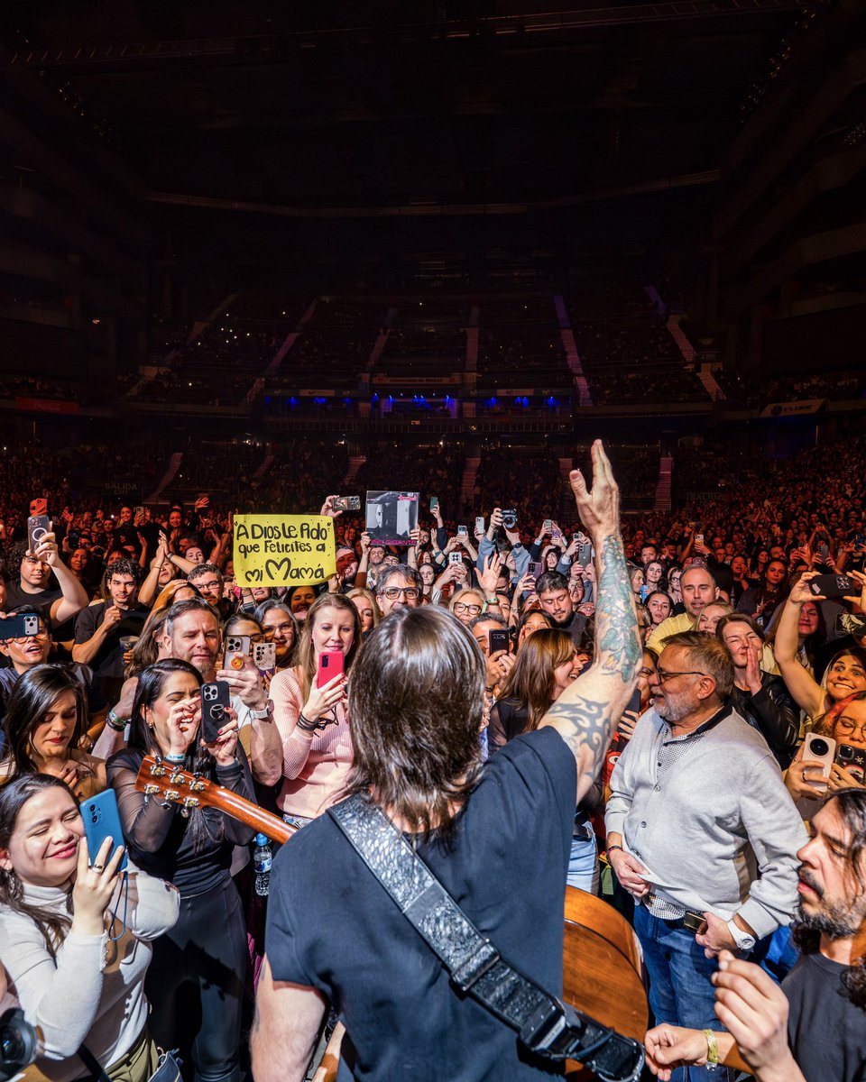 JUANES's tweet photo. Madrid🇪🇸 LA CASA LLENA!! Ayer fue la mejor noche de todas hasta ahora. Los adoro. Gracias por hacerme mejor persona y artista🙏🏻♥️ https://t.co/oBzFDs1Hwt