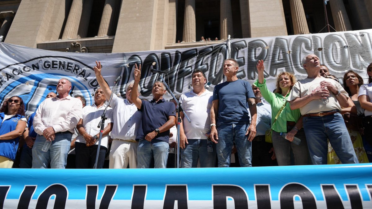 🚫 LA REFORMA LABORAL ES INCONSTITUCIONAL

Nos concentramos en el Palacio de Tribunales, en la Ciudad de Buenos Aires, para realizar la presentación judicial contra la reforma laboral del Gobierno nacional.

Ante una multitud de compañeras y compañeros en Plaza Lavalle, hicimos