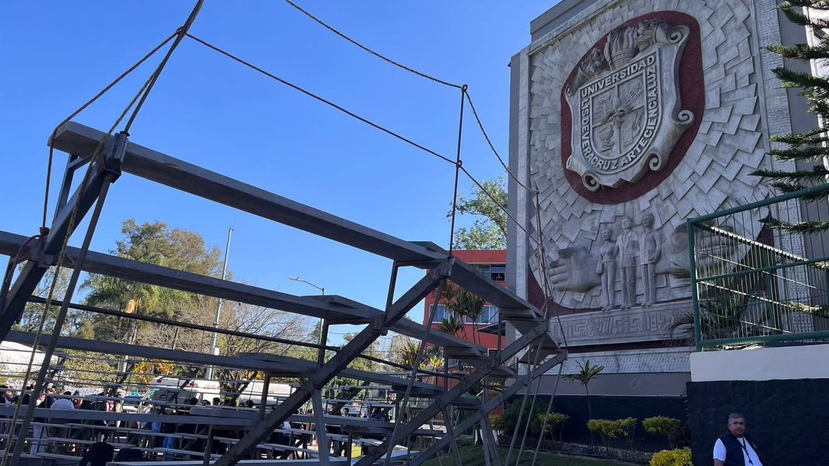 #Entérate | 18 alumnos heridos durante foto de generación en la UV

La mañana de este lunes se registró un accidente en la Facultad de Derecho de la Universidad Veracruzana, luego de que parte de las gradas colocadas para la foto de generación colapsaran repentinamente,