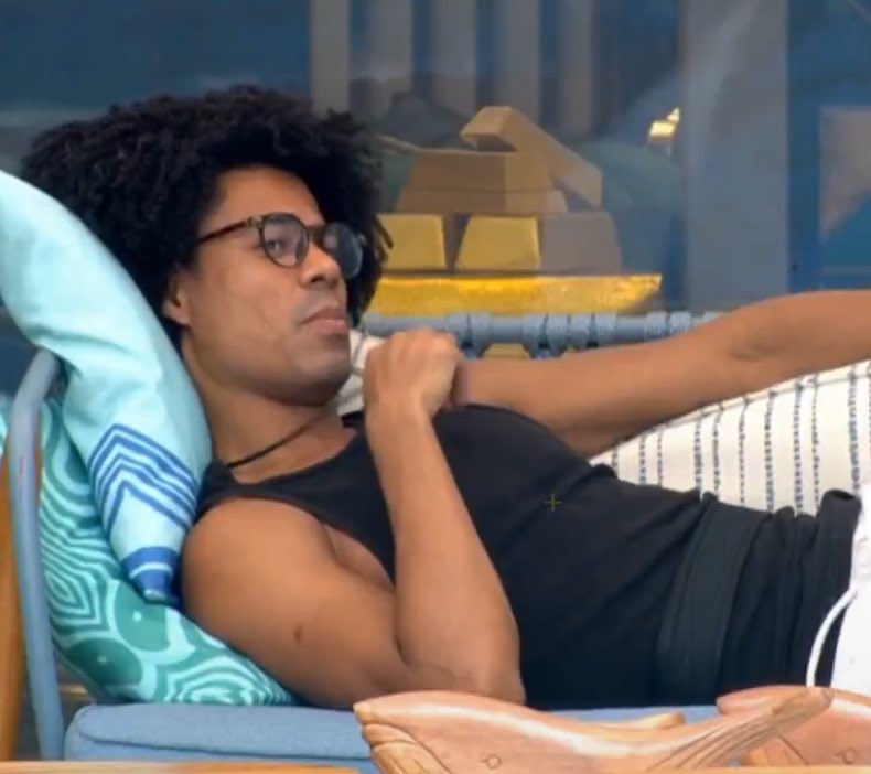 Dantinhas's tweet photo. Babu compara novamente Ana Paula com Karol Conká: 'O que que há, Brasil?'

Babu: "Eu acho surreal e fico preocupado com essa questão do jogo, realmente das pessoas estarem fortalecendo o jogo dela, pensando naquele perfil que foi o mesmo perfil da Karol Conká. Só que no primeiro Paredão da Karol Conká, foi 98%. E ela já se livrou de dois Paredões! Quer dizer, o que que há, Brasil? A gente já não rejeitou esse perfil de jogador? É escroto trazer lá de fora, mas lá no outro, na segunda semana ela saiu."

Breno: "É que eu acho que a parte legal dela tá sendo mostrada no quarto com a Milena, e a gente não tá tendo acesso."

Babu: "Que parte legal, cara? Volto a comparar. A Karol tinha lá um flerte que era legal, os bordões dela eram mega legal..."

Breno: "Mas a gente vem de uma sociedade... as coisas não são julgadas do mesmo ponto."  #BBB26