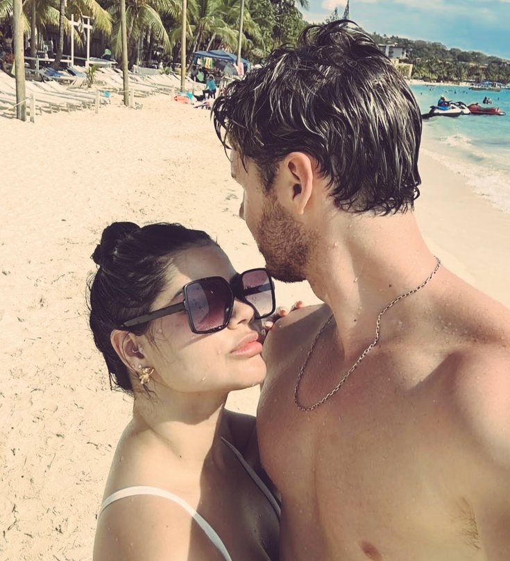 AAlex_RH's tweet photo. Disfrutando de las brisa y el mar con mi amor https://t.co/BfPI1kuPaH
