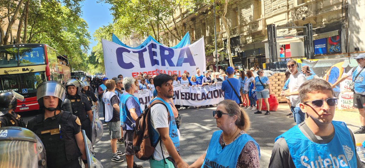 En todo el país el paro masivo de CTERA pone al desnudo la crítica situación salarial de los docentes y el deterioro de las escuelas públicas por el recorte de Milei.