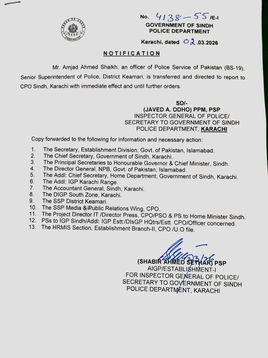HomeSindh's tweet photo. وزیر اعلیٰ سندھ سید مراد علی شاہ اور وزیر داخلہ سندھ ضیاءالحسن لنجار کے احکامات 

یکم مارچ کو امریکی قونصل خانے کے اطراف ناقص سیکورٹی

فرائض میں غفلت، بدانتظامی اور مالی وجانی نقصانات کی شکایت پر سخت کارروائی۔ 

ابتدائی تحقیقات کے بعد ایس ایس پی کیماڑی کو عہدہ سے ہٹاکر معطل کردیا گیا 

ایس ڈی پی اوکیماڑی، ایس ایچ اوز ڈاکس، سائیٹ بی، کے پی ٹی، جیکسن اور انچارج فارن سیکورٹی سیل بھی معطل۔ 

معطل ڈی ایس پی کو سی پی او جبکہ ایس ایچ اوز اور انچارج فارن سیکورٹی سیل کو پولیس ہیڈکوارٹرگارڈن رپورٹ کرنے کے احکامات۔ 
 
واقعہ کی شفاف تحقیقات کے لئے اعلی سطحی کمیٹی تشکیل دے دی گئی۔ 

 ایڈیشنل آئی جی سی ٹی ڈی کی سربراہی میں ڈئی آئی جیز ہیڈ کواٹر، اسپیشل برانچ سندھ، ایس ایس پی انویسٹی گیشن سی ٹی ڈی، اے آئی جیز اسٹیبلشمنٹ اور آپریشن پرمشتمل 06رُکنی کمیٹی بھی تشکیل سے دی گئی۔

کمیٹی اندرون 07 یوم تمام تر حقائق پر مبنی مکمل تفصیلاتی رپورٹ پیش کرے گی۔

وزیر اعلیٰ سندھ اور وزیر داخلہ سندھ کی ہدایت کی روشنی میں فیصلے کئے گئے
@ZiaLanjar