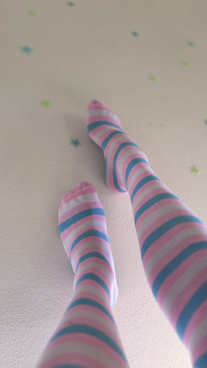 Quietstepsnoir's tweet photo. Pink. Blue. White.
Stars watching everything.

Full set ↓
https://t.co/pcI46TQxdG

#StripedSocks
#SockFetish
#FeetAesthetic
#PastelFetish
#Androgynous
#FanslyCreator
#quietstepsnoir https://t.co/Lci4M1ZaKw