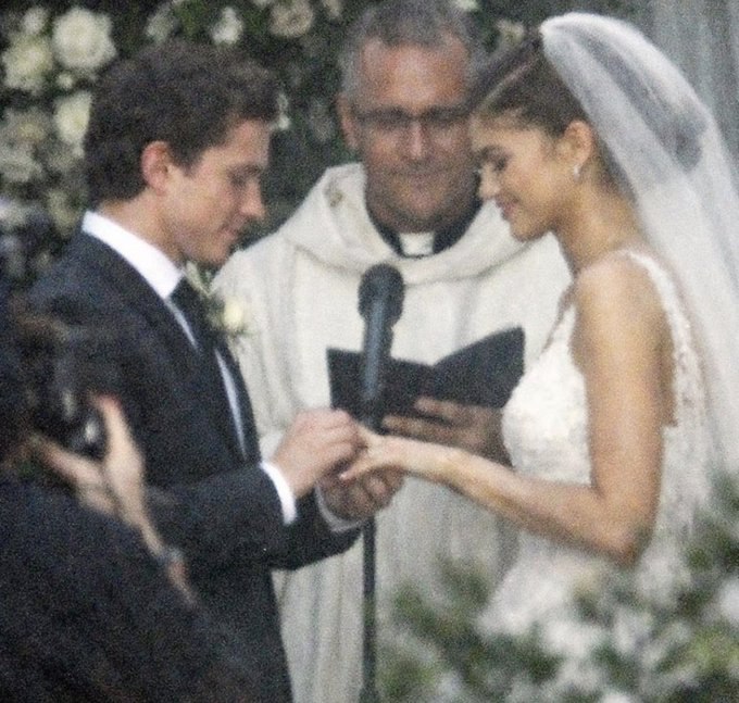 WEDDING PICTURE! 💍
Zendaya and Tom Holland have reportedly tied the knot in secret  the internet is not ready for this 😭❤️
#Zendaya #TomHolland
