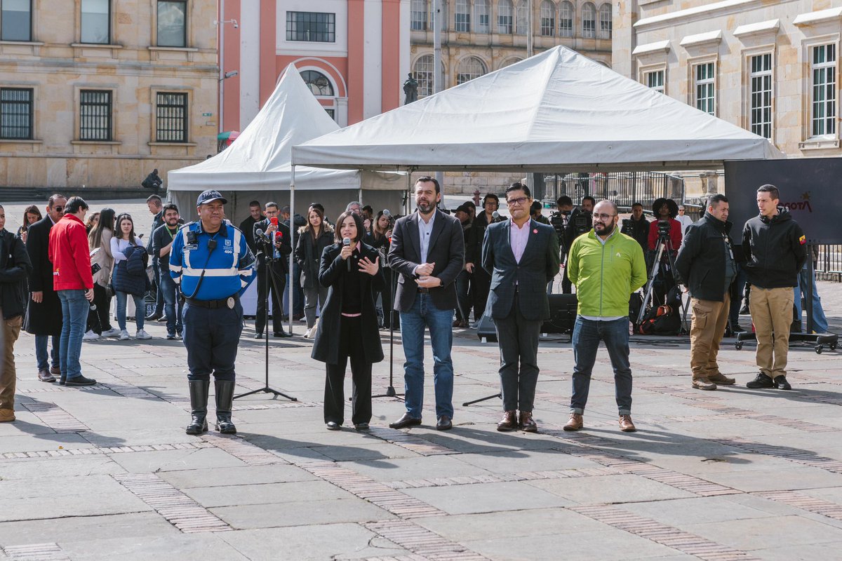 SectorMovilidad's tweet photo. Como primera medida, reforzamos la presencia en calle de nuestros Guías de Movilidad y Agentes de Tránsito con la entrega de 71 nuevas motocicletas, que permitirán ampliar el control y la cobertura en los diferentes corredores de la ciudad. 🏍️👮‍♂️

Esta entrega se suma al fortalecimiento del Cuerpo de Agentes Civiles de Tránsito con la vinculación de 141 nuevos integrantes el año pasado, quienes cada día recuperan el espacio público y gestionan el tráfico para una movilidad más segura y eficiente en la ciudad. 🛣️✅ 

#MovilidadSegura