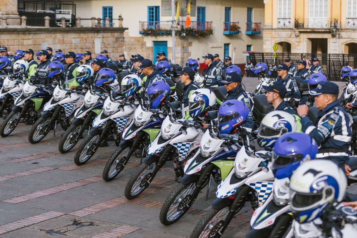 SectorMovilidad's tweet photo. Como primera medida, reforzamos la presencia en calle de nuestros Guías de Movilidad y Agentes de Tránsito con la entrega de 71 nuevas motocicletas, que permitirán ampliar el control y la cobertura en los diferentes corredores de la ciudad. 🏍️👮‍♂️

Esta entrega se suma al fortalecimiento del Cuerpo de Agentes Civiles de Tránsito con la vinculación de 141 nuevos integrantes el año pasado, quienes cada día recuperan el espacio público y gestionan el tráfico para una movilidad más segura y eficiente en la ciudad. 🛣️✅ 

#MovilidadSegura