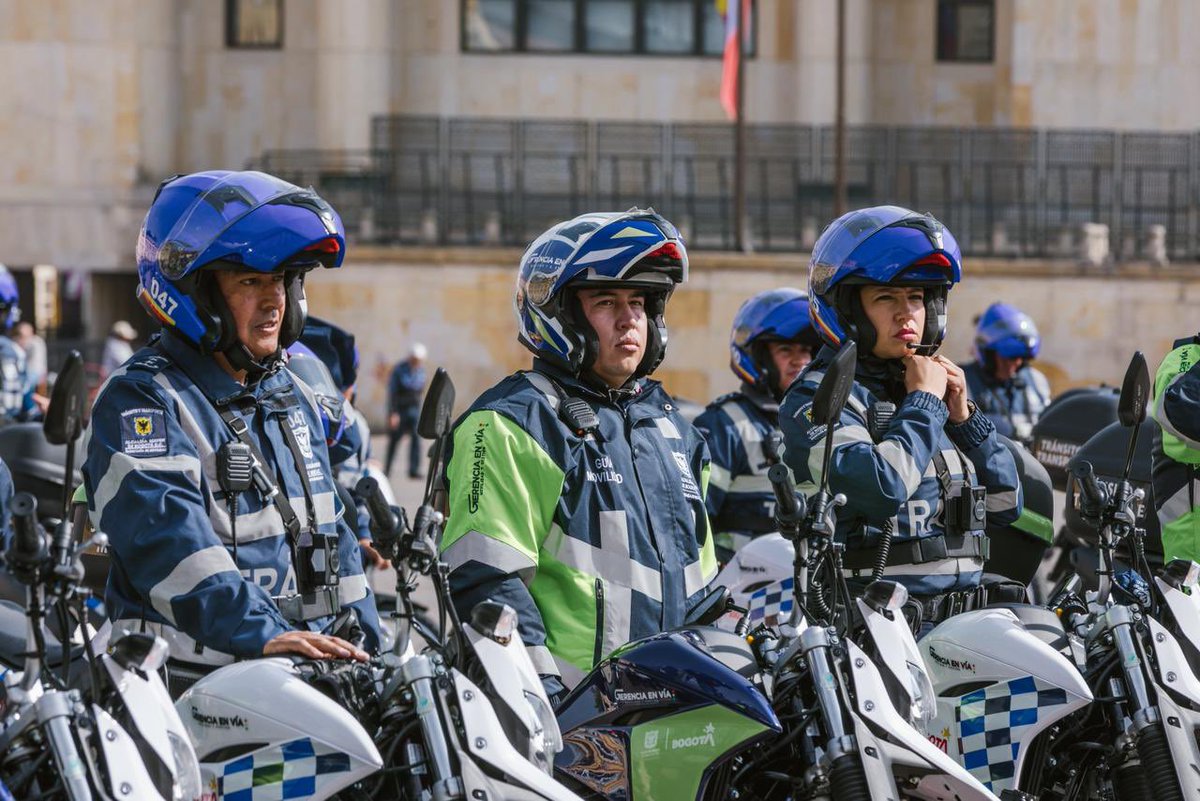 SectorMovilidad's tweet photo. Como primera medida, reforzamos la presencia en calle de nuestros Guías de Movilidad y Agentes de Tránsito con la entrega de 71 nuevas motocicletas, que permitirán ampliar el control y la cobertura en los diferentes corredores de la ciudad. 🏍️👮‍♂️

Esta entrega se suma al fortalecimiento del Cuerpo de Agentes Civiles de Tránsito con la vinculación de 141 nuevos integrantes el año pasado, quienes cada día recuperan el espacio público y gestionan el tráfico para una movilidad más segura y eficiente en la ciudad. 🛣️✅ 

#MovilidadSegura