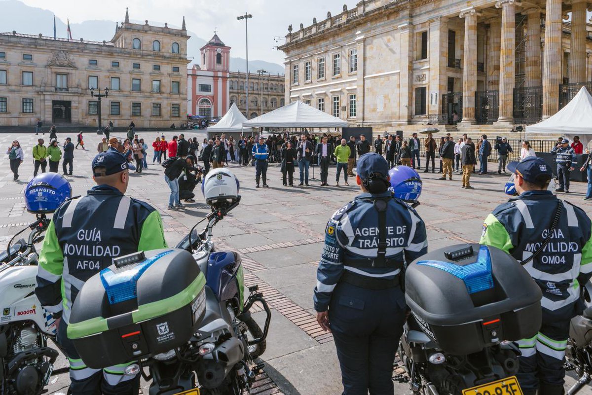 SectorMovilidad's tweet photo. Como primera medida, reforzamos la presencia en calle de nuestros Guías de Movilidad y Agentes de Tránsito con la entrega de 71 nuevas motocicletas, que permitirán ampliar el control y la cobertura en los diferentes corredores de la ciudad. 🏍️👮‍♂️

Esta entrega se suma al fortalecimiento del Cuerpo de Agentes Civiles de Tránsito con la vinculación de 141 nuevos integrantes el año pasado, quienes cada día recuperan el espacio público y gestionan el tráfico para una movilidad más segura y eficiente en la ciudad. 🛣️✅ 

#MovilidadSegura
