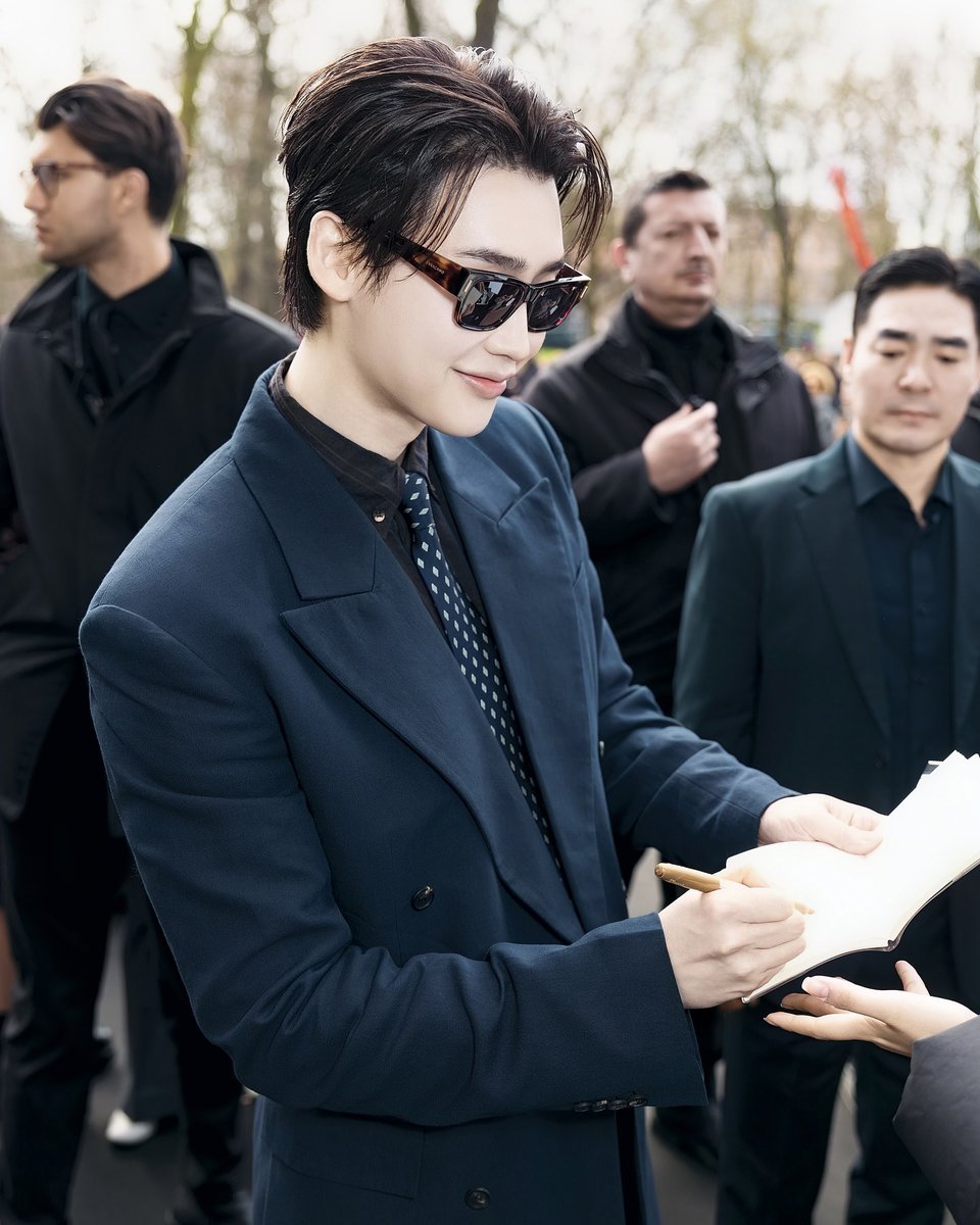 mojiddot's tweet photo. [똧별업✨] #FerragamoFW26 fashion show by Creative Director maximiliandavis #ferragamo

#이종석 #leejongsuk #jongsuk #イジョンソク 

https://t.co/XlMt3OJBKO https://t.co/qlwt7z1kfn