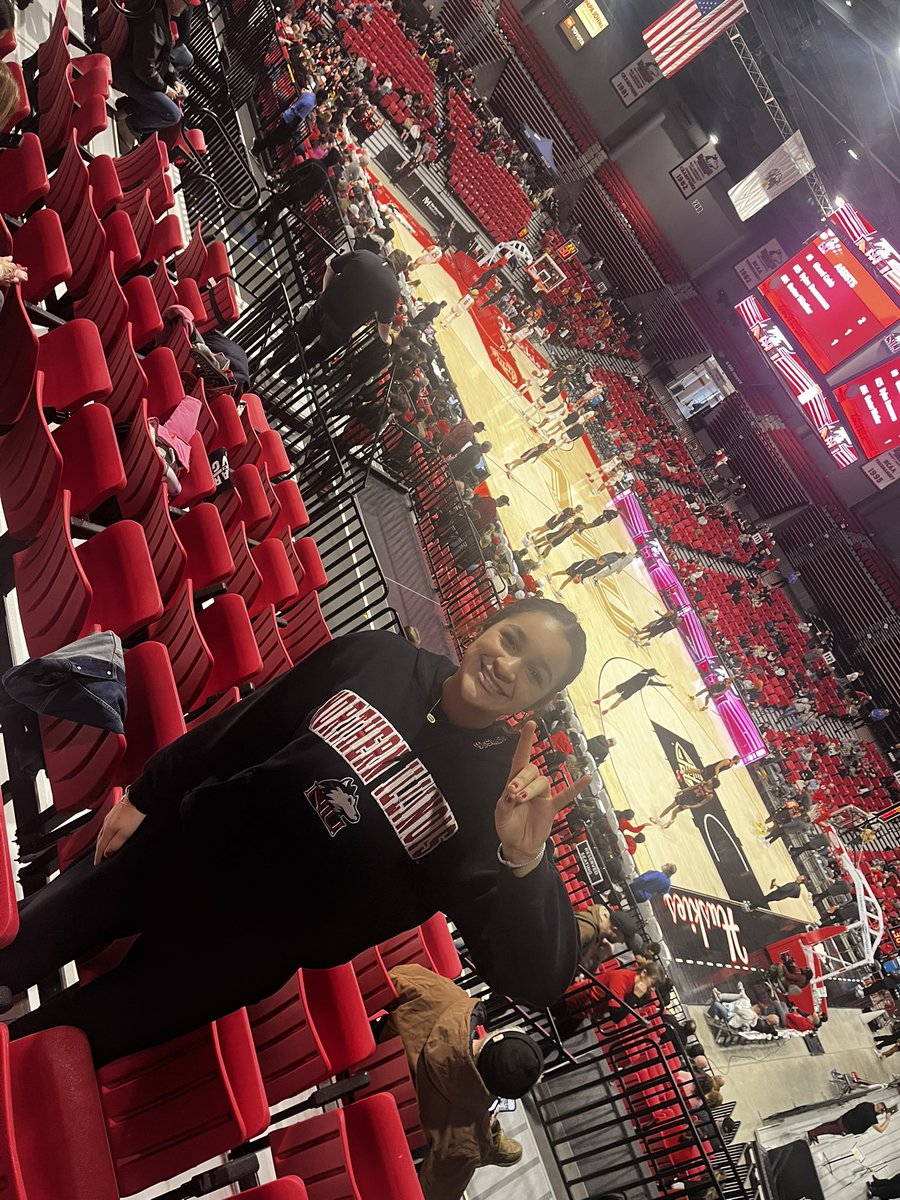 lmiddlebrook13's tweet photo. This weekend, my family and I took a quick trip to Dekalb to catch a @GoHuskiesMBB game! Can’t wait to spend my next 4 with the pack!! ❤️🐾 @NIUSoftball @SBCoachG @BriePasquale @7ordan7aylor @Sparks16uJP @jparrott3 @Jmay7777 https://t.co/EmHRaB4TI1