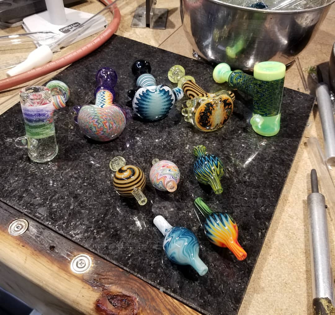 paulbrehm_'s tweet photo. Grip of handpipes and bubble caps just finished up! Hit me up for availability!
 #vacstack #linework #rewig #uv #illuminati #opal #functionalglass #americanglasspipe #folkart #bubblecap #hammer #spoon #glassofPR https://t.co/J0mOALj81y