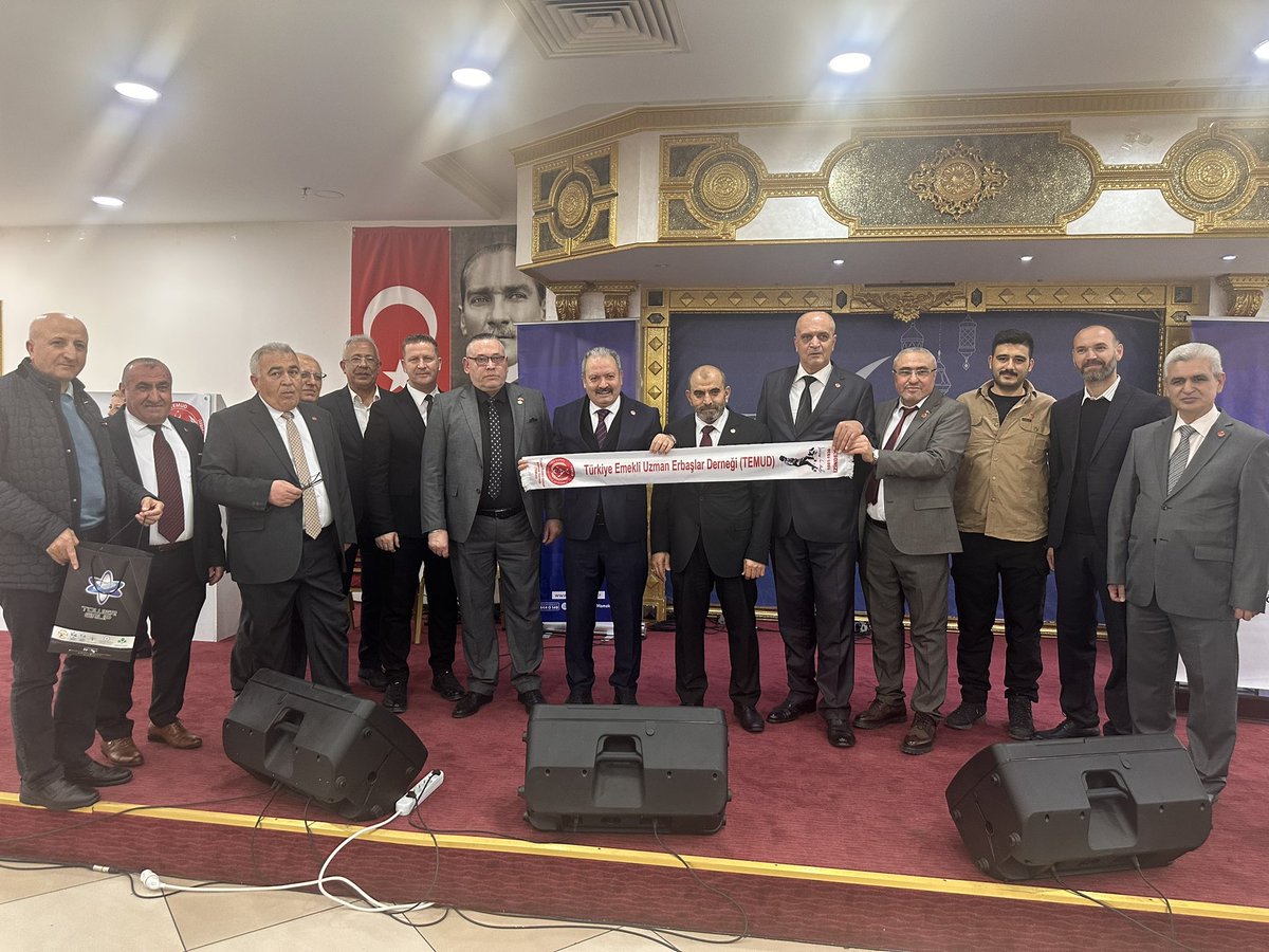 alitilkici38's tweet photo. Bizler inanıyoruz ki vatan söz konusuysa gerisi teferruattır. Çünkü bu topraklar; şehidinin emanetiyle, gazisinin onuruyla, milletinin duasıyla ayakta durur. Fedakârlıkla güçlenir, birlik ve beraberlikle kök salar, inanç ve kararlılıkla yarınlara yürür.

Bizler de bu bilinçle, nerede olursak olalım aynı bayrağın gölgesinde omuz omuza durmayı, sorumluluk almaktan geri adım atmamayı bir görev biliyoruz.
Bu vesileyle Ankara İl Başkanlığımızın düzenlemiş olduğu iftar programını büyük bir katılımla gerçekleştirdik. Kahraman meslektaşlarımızla, kıymetli ailelerimizle ve değerli misafirlerimizle aynı sofrada bir arada olmanın onurunu yaşadık.

Birlikten güç doğduğuna inanıyoruz. Birlikte güçlüyüz, birlikte başaracağız.
@TEMUD_2024 
@TEMUD_ANKARA_06 
#UzmanÇavuş
#UzmanÇavuşlar
#EmekliUzmanÇavuşlar