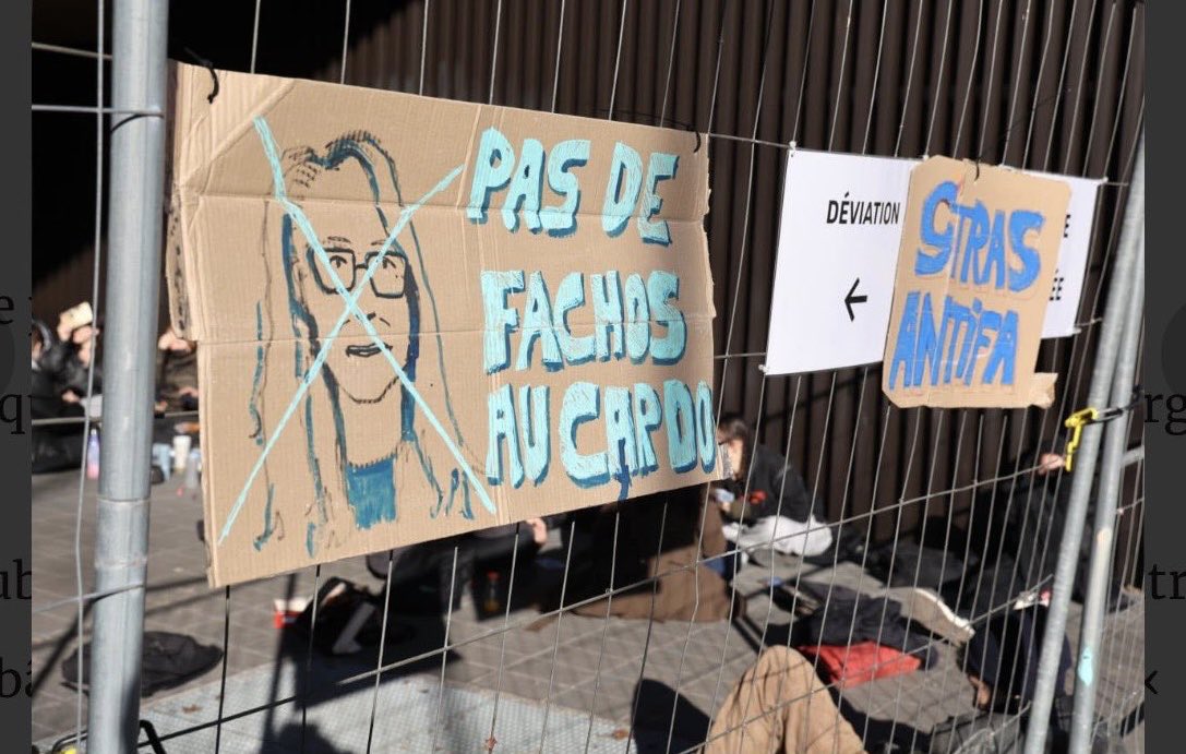 LBleuBlancRouge's tweet photo. 🚨 À Strasbourg, une petite trentaine d’étudiants d’extrême-gauche de Sciences Po ont bloqué ce lundi matin le Cardo en réaction à l’organisation d’un débat dans le cadre des municipales auquel devait participer la candidate RN Virginie Joron.

Menacée, la candidate RN a été obligé d’annuler sa participation. 

Jusqu’à quand ces petits fachos d’extrême-gauche vont-ils installer leur climat de violence et de haine et faire leur petite loi ? 

Quand l’État va enfin réagir pour laisser vivre la démocratie ?