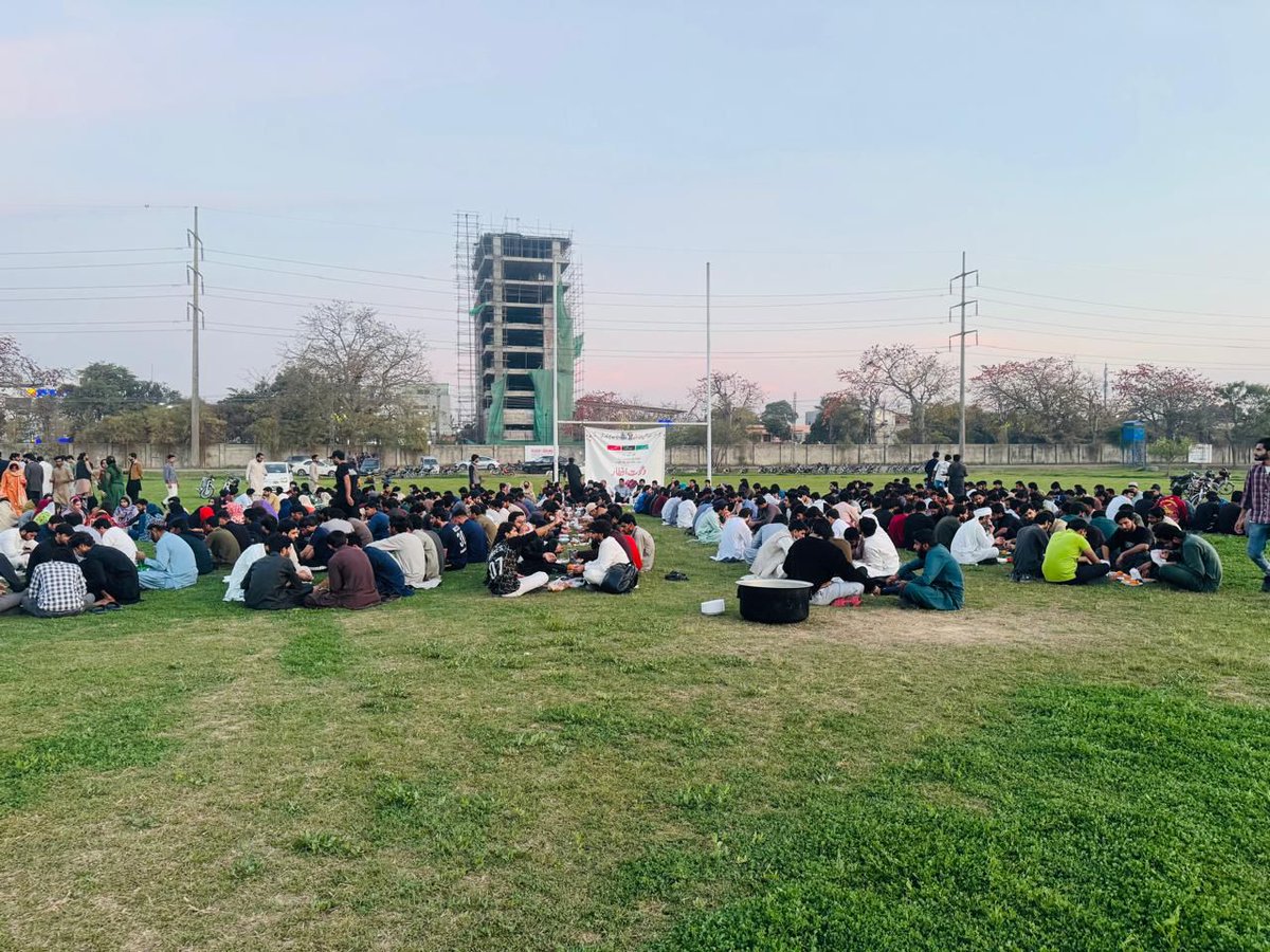 PPDigitalPunjab's tweet photo. پیپلز اسٹوڈنٹس فیڈریشن پنجاب یونیورسٹی کے زیر اہتمام صدر ��ی ایس ایف پنجاب یونیورسٹی عبدالرحمان رحمانی کی زیر صدارت مین گراؤنڈ پنجاب یونیورسٹی میں افطار ڈنر کا اہتمام کیا گیا
جسکےمہمان خصوصی صدر پی ایس ایف پنجاب موسی کھوکھر تھےافطاری میں طلبہ کی کثیر تعداد نے شرکت کی
@CMKPSF https://t.co/At3um3p5lD