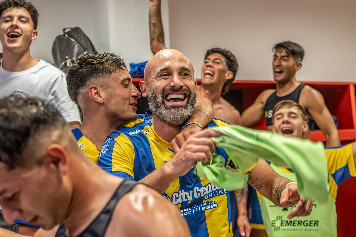 — Pela, ¿te cuento un secreto? Pero que quede acá.
— Flaco, estamos festejando. ¿Qué querés?
— Hace poco yo fui el que hizo el +16.
— JAJAJAJAJAJAJAJAJA