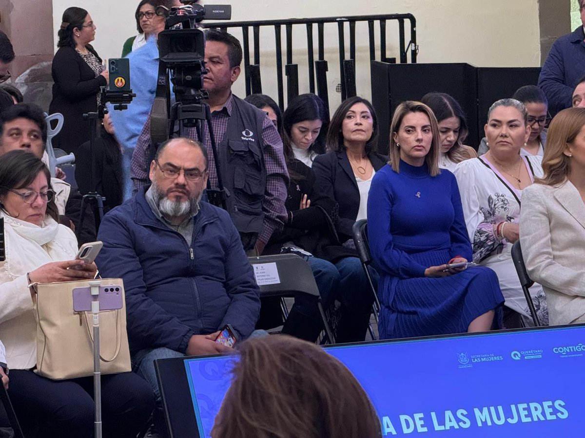 ElBlogdePorter's tweet photo. #Querétaro | Reconoce Mauricio Kuri liderazgo femenino en “Café con Kuri”

Durante el encuentro con medios de comunicación “Café con Kuri”, el gobernador del estado, @makugo, destacó el liderazgo, la capacidad de decisión y el compromiso de las mujeres que integran su gabinete y subrayó que los avances de Querétaro son resultado de un trabajo en equipo sólido y estratégico.

En su mensaje, reconoció la labor de Laura Aguilar, @SoniaScarrillo, @IreneQM10, @LupitaMurguiaG, @TaniaPalaciosK, @MartinaP_Rendon, Linda Rangel y @virginia_hdzv, a quienes calificó como piezas clave en la conducción de las distintas áreas de la administración estatal, mismas que suman para la consolidación de un gobierno eficiente y eficaz.

“Querétaro avanza porque hay un equipo preparado, firme en sus decisiones y comprometido con las familias queretanas”, expresó el mandatario estatal, al tiempo que afirmó que la aportación femenina al trabajo en el gobierno estatal es fundamental.

Este reconocimiento reafirma la importancia del liderazgo femenino y del trabajo coordinado, como pilares para mantener a Querétaro como referente nacional en estabilidad y desarrollo.