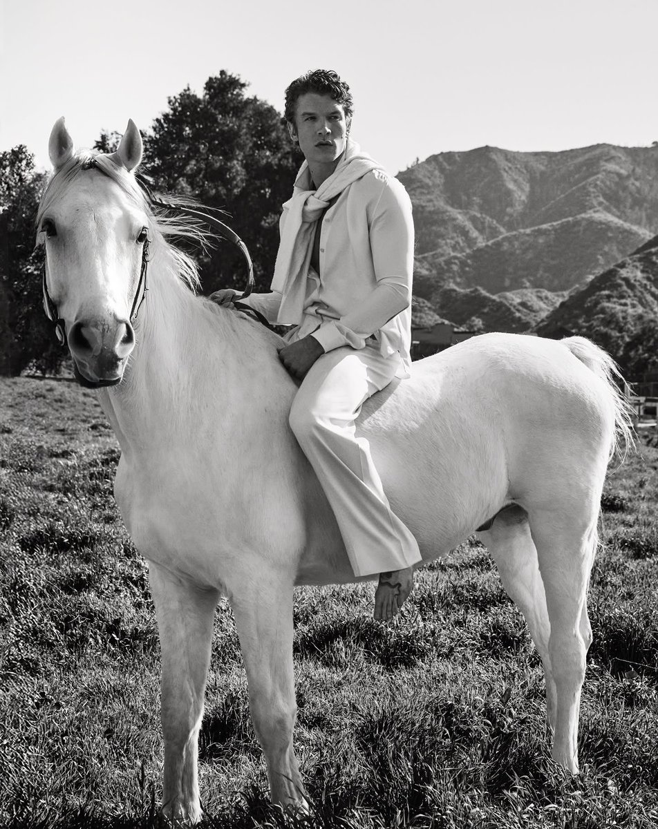 Connor Storrie fotografiado por Cass Bird para la revista Vogue Adria ☀️💛