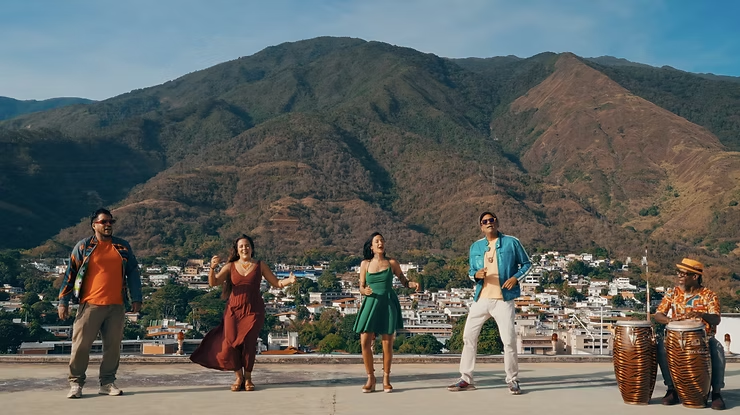 🎼Las Querales (Isabella y Ligiaelena), herederas del legado de Un Solo Pueblo, unen sus voces a la fuerza urbana de Akilin y Ernesto para presentar Presentimiento, una salsa que invita a diluir los muros invisibles que nos separan. informe21.com/post/presentim…

#Venezuela  #2Mar