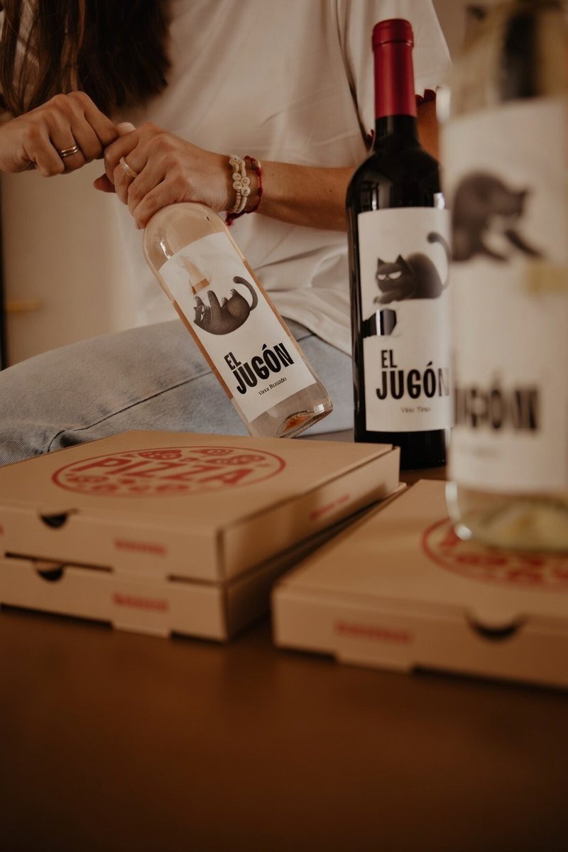 Bodegas_Covinas's tweet photo. El Jugón.
Ligero, fresco y sin etiquetas.
Para planes improvisados y brindis sin guión.

Toda la gama disponible online: https://t.co/xKtvQkFtPh

#Coviñas #ElJugón https://t.co/MAqSn4DjgD
