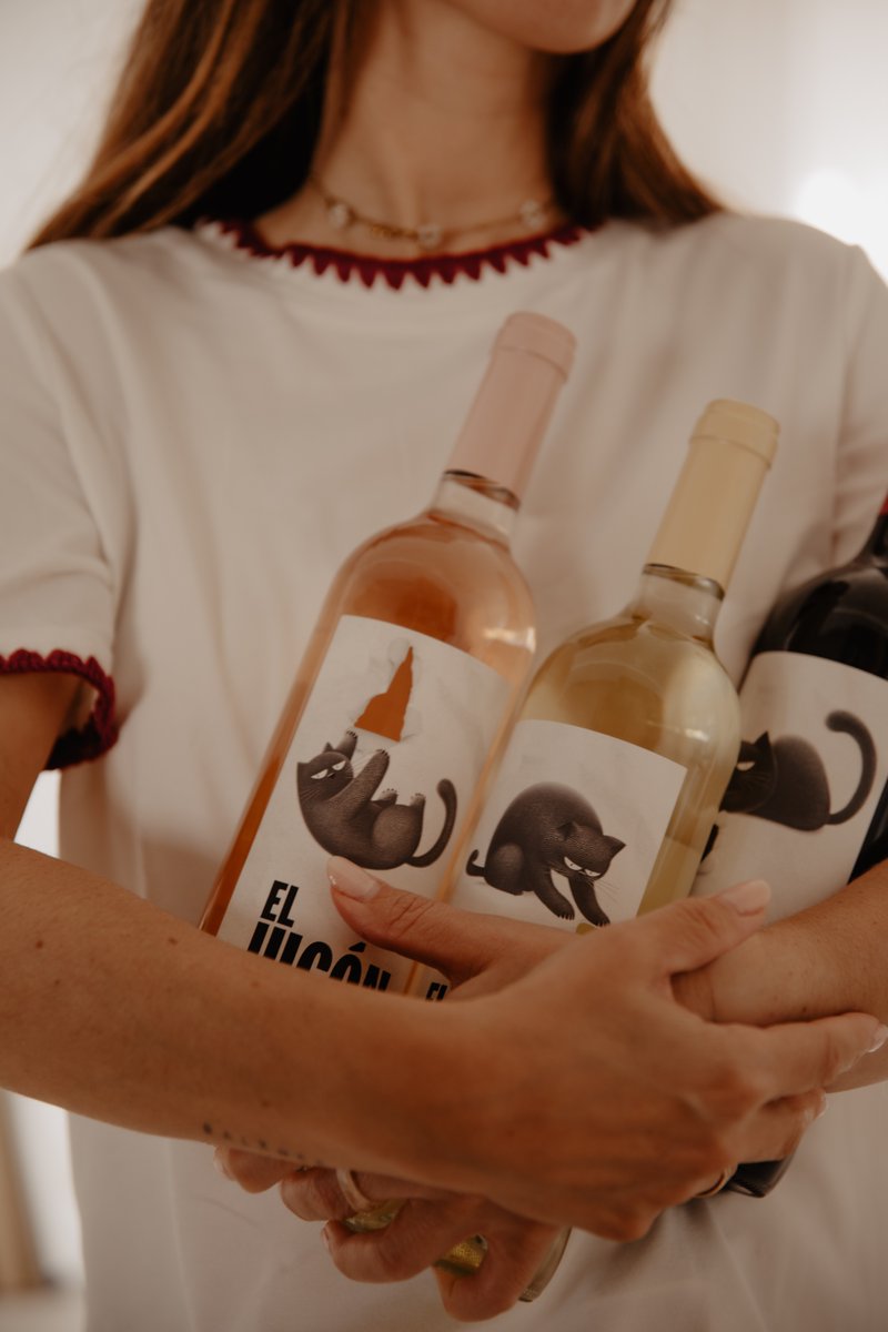 Bodegas_Covinas's tweet photo. El Jugón.
Ligero, fresco y sin etiquetas.
Para planes improvisados y brindis sin guión.

Toda la gama disponible online: https://t.co/xKtvQkFtPh

#Coviñas #ElJugón https://t.co/MAqSn4DjgD
