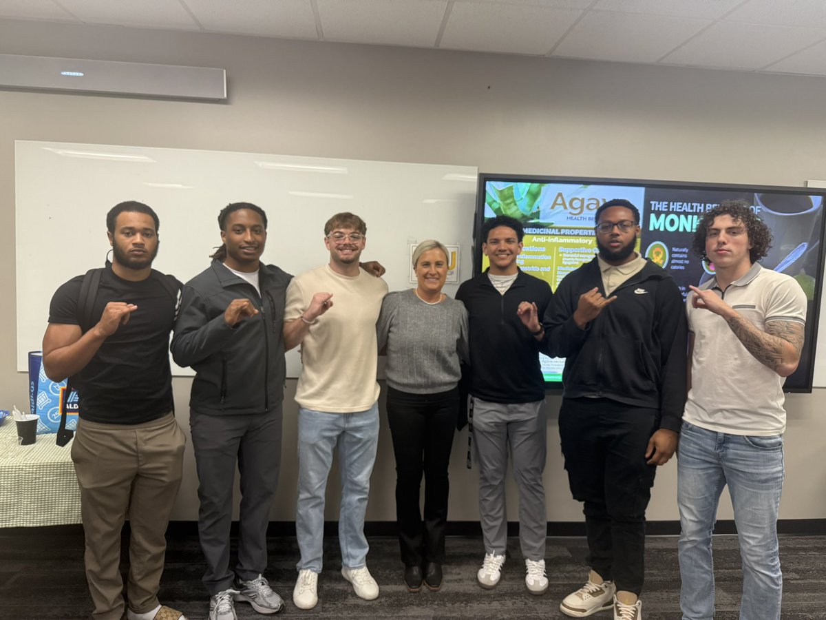 Great start to the week.#dressforsuccess 
<a href="/esuhornetsfb/">ESU Hornet Football</a>