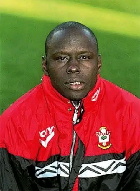 vdmempire's tweet image. Crazy, right?🚨😱

In 1996, Southampton got a call from someone claiming to be Ballon d’Or winner George Weah.

He recommended his “cousin” Ali Dia, saying he’d played for PSG and Senegal. The club believed it and signed him.

Dia made his Premier League debut vs Leeds — but