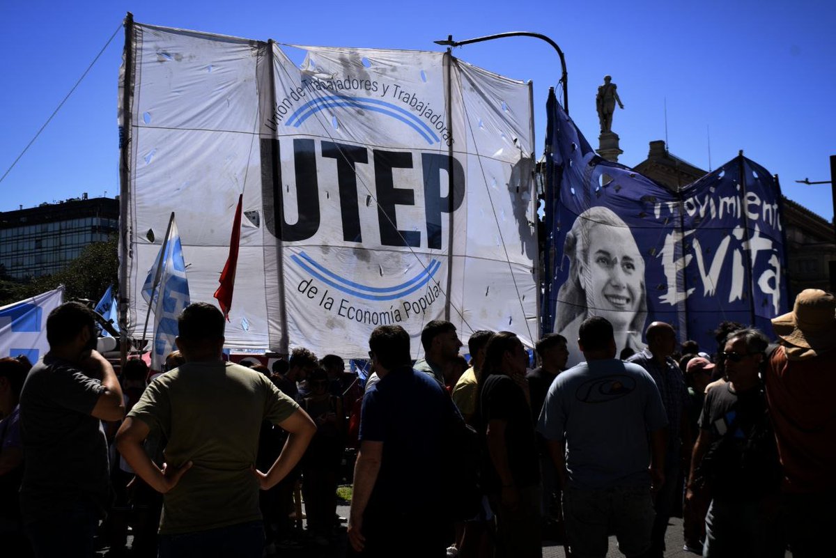 MovimientoEvita's tweet photo. Movilizamos a Tribunales contra una reforma laboral inconstitucional que quita derechos y perjudica al pueblo trabajador.
Cuando el Congreso le da la espalda al pueblo, la respuesta es organización y lucha. https://t.co/DY2mWmW0oe