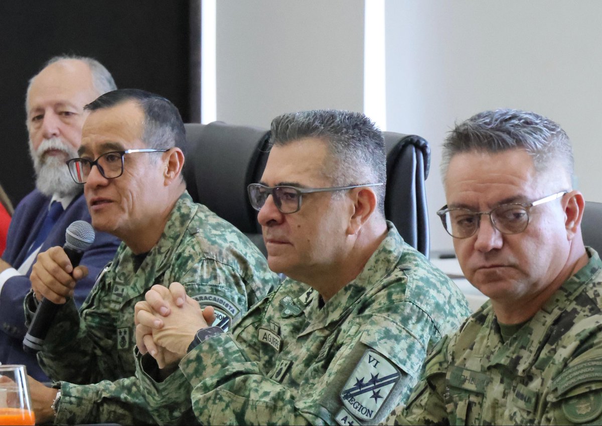 Juntas y juntos fortalecemos la #PazConBienestar 🫱🏼‍🫲🏼✨

Como todos los días, trabajamos en coordinación los tres órdenes de gobierno en la Mesa Estatal para la Construcción de Paz 👮🏼‍♀️👮🏻‍♂️, para garantizar la tranquilidad de las familias poblanas, siguiendo la directriz de nuestra