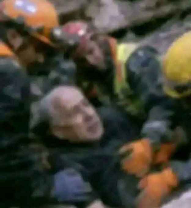 Menurut beberapa sumber, serangan rudal presisi Iran ke kantor Netanyahu di Tel Aviv baru saja, nasib Netanyahu kini belum diketahui, kabar juga berkembang dia tewas.

#Netanyahudead
#netanyahukilled