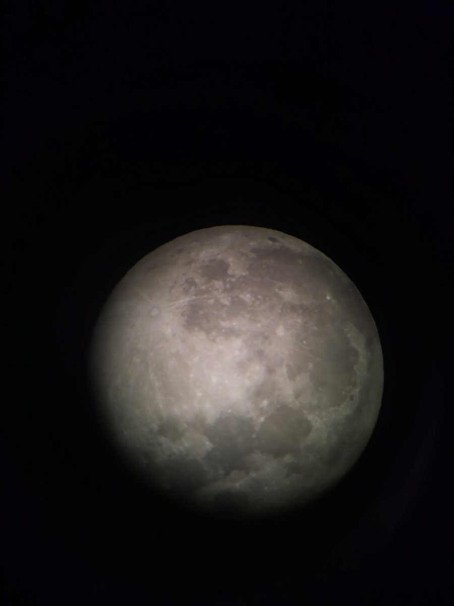 zaagvis's tweet image. Vanavond weer volle maan geloof ik, keek net naar buiten vanaf de kamer van een cliënt. 
Dit is mijn allereerste foto van de maan die ik ooit maakte met mijn telescoop, moest er gewoon even aan denken.
Fijne avond iedereen en #SpreadTheLove