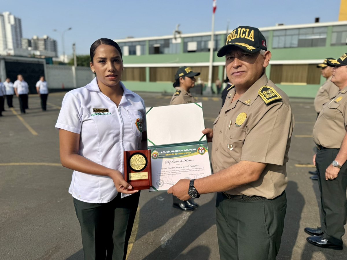 DIRCRIPNP's tweet photo. En la semana por el Día de la Mujer, este 02 de marzo la Dirección de Criminalística realizó el Lunes Patriótico 🇵🇪

Reconocimos a dos peritos como Policías del Mes por su destacada e impecable labor 🔍⚖️

👏 Resaltamos el valioso aporte de la mujer en la labor criminalística. https://t.co/wDXwqoGARG