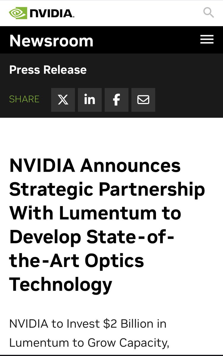 mofmof_investor's tweet photo. NVIDIAは光電融合に本気ですね🔥
◆要約・翻訳
NVIDIAとLumentum、最先端光技術の開発で戦略的提携を発表
NVIDIAとLumentum（ルーメンタム）社は、次世代のAIインフラおよびシステム設計を可能にする**「最先端の光技術（Optics Technology）」**の革新を加速させるため、数年間にわたる戦略的合意を発表しました。
主な内容：
1. 20億ドルの巨額投資: NVIDIAはLumentumに対し、研究開発（R&D）や将来の生産能力、運営を支援するために**20億ドル（約3,000億円超）**を投資します。
2. 米国内の製造拠点: Lumentumはこの投資を受け、米国内に新しい半導体製造工場（ファブ）を建設し、製造能力を拡大します。
3. シリコンフォトニクスの推進: NVIDIAのAI・コンピューティング技術とLumentumの光技術を組み合わせ、次世代の「ギガワット級AI工場（AI Factory）」に向けた高度なシリコンフォトニクス技術を開発します。
4. エネルギー効率と拡張性: 光相互接続（Optical Interconnect）技術により、大規模なAIネットワークの帯域幅を広げつつ、エネルギー効率と信頼性を向上させることを目指します。
【解説】なぜこの提携が重要なのか？
このニュースは、今後のAIインフラが「電気」から「光」へとシフトしていく大きな転換点を象徴しています。ポイントを3つに分けて解説します。
1. 「電気」の限界を「光」で突破する
現在、AI学習に使われるGPU同士は電気信号でデータをやり取りしていますが、AIモデルが巨大化するにつれ、電気信号では「速度（帯域幅）」と「消費電力」の限界に直面しています。
今回の提携の核となる**光相互接続（光学インターコネクト）**は、データを光で転送する技術です。これにより、消費電力を劇的に抑えつつ、従来の何倍ものスピードで大量のデータをやり取りできるようになります。
2. 「シリコンフォトニクス」への本格移行
NVIDIAのジェンスン・ファンCEOが言及しているシリコンフォトニクスとは、シリコン基板上に光回路を組み込む技術です。
これまでは別々の部品だった「演算チップ」と「通信用の光部品」を、より密接に（あるいは1つのパッケージ内に）統合することで、スーパーコンピュータ全体の性能を飛躍的に高めることができます。これが「ギガワット級（＝巨大な電力を消費する超大規模な）AI工場」を実現するための鍵となります。
3. サプライチェーンの垂直統合と安定化
NVIDIAが特定のサプライヤー（Lumentum）に20億ドルもの巨額投資を行うのは異例です。これは、AIインフラの競争がもはや「チップ単体の性能」ではなく、**「チップを繋ぐネットワーク技術」**に移っていることを示しています。
また、米国内に工場を建設させることで、地政学的なリスクを回避し、最先端部品の安定供給を確保する狙いもあります。
結論
この提携は、NVIDIAが単なる「チップメーカー」から、光技術までをも支配する**「次世代コンピューティング・プラットフォームの覇者」**としての地位をより盤石にするための戦略的な一手と言えます。今後、AIデータセンターの構造そのものが、この「光技術」を中心に作り替えられていくことになります。
