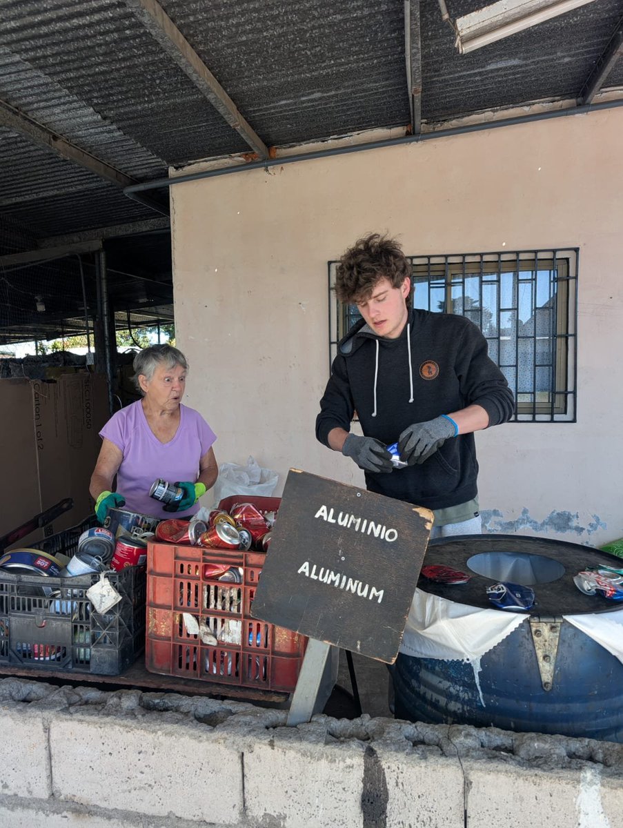 BambitoVerde's tweet photo. Un buenísimo sábado en el Distrito de Tierras Altas. Los Jóvenes voluntarios de @amigos_americas trabajaron recogiendo materiales por las calles y además en la jornada dentro del Centro de Reciclaje ♻️. 
20 jóvenes de 6to año provenientes de Denver Colorado. #distritoverde https://t.co/RvhToZ3smZ