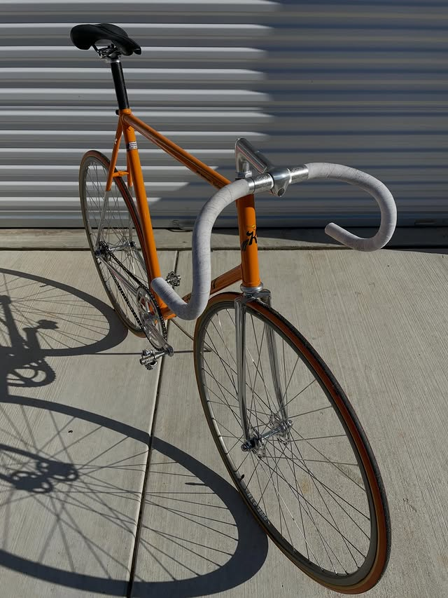 xpedousa's tweet photo. #buildoftheweek: New Ken Evans. Columbus SL. Campagnolo SR Pista with @yogiburr215.

#xpedo #pedalsupreme https://t.co/SkzADQON4E