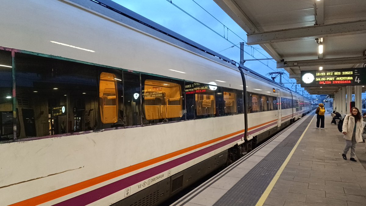 peiretis's tweet photo. Trens curts i més incòmodes que cadires d'hospital pels trajectes més llargs de Rodalies i Regionals. Posar una 449 a fer la línia RT2 Tarragona-PortAventura és tenir mala llet https://t.co/Rc5KPUrQKO