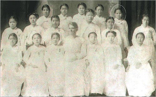 유관순 열사, 이화학당 졸업 사진 첫 공개(2004)
chosun.com/kid/kid_litera…