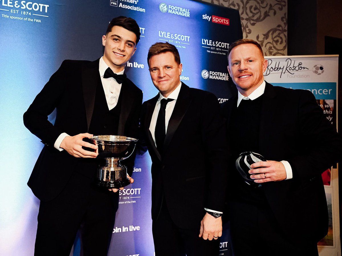 LewisMiley tweet media